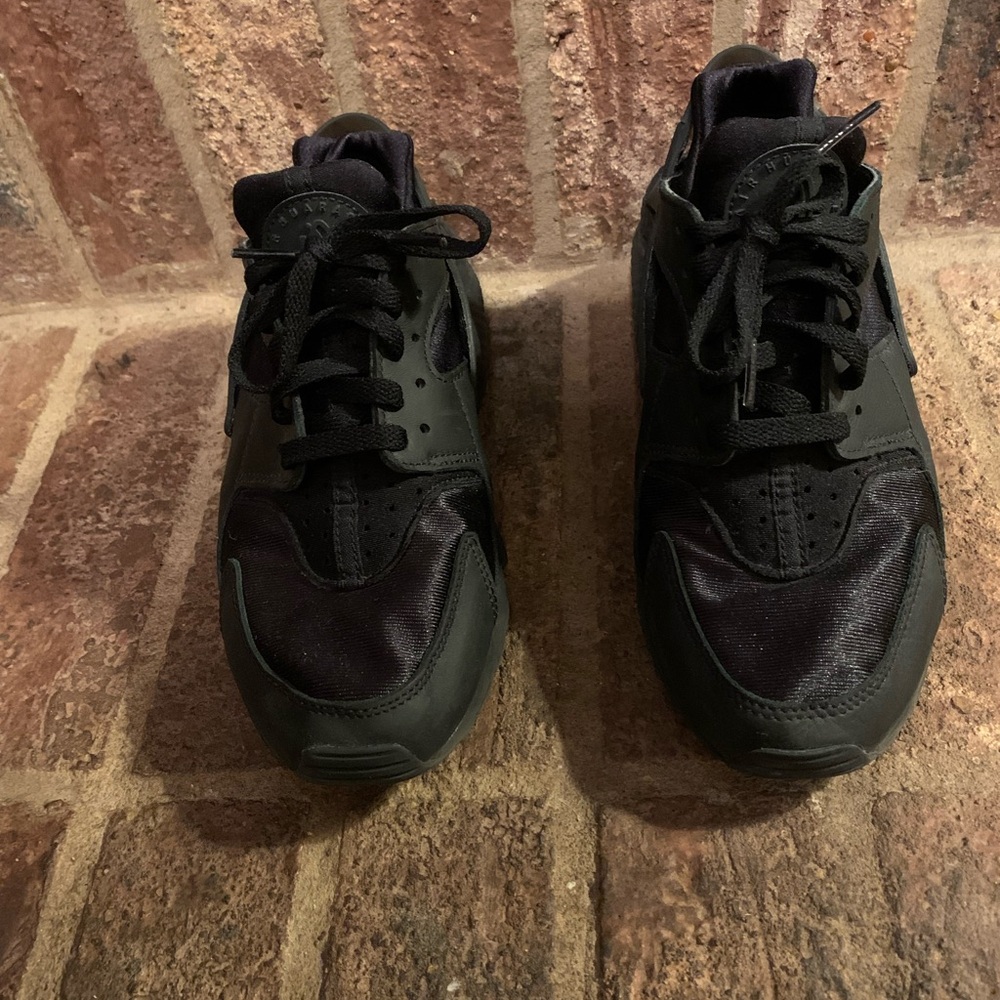 Nike Air Huarache in women size 9, in the color black